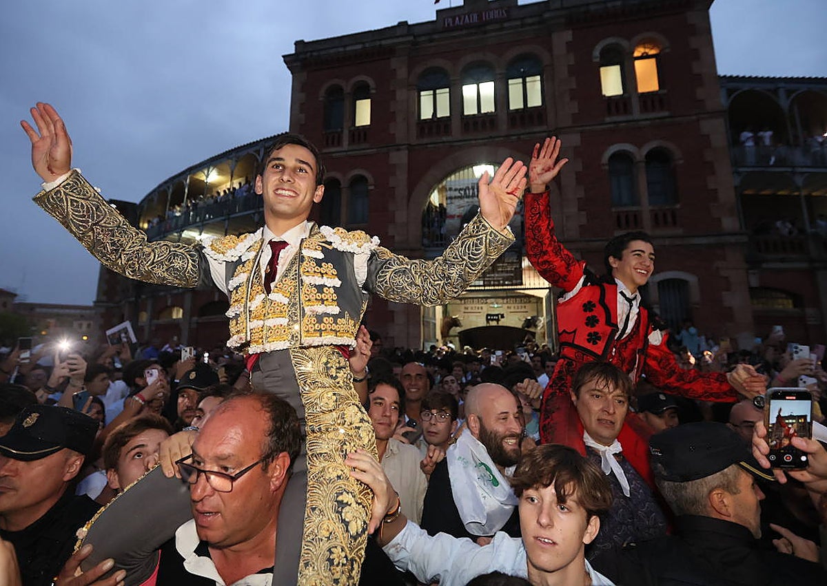 Imagen secundaria 1 - Natural con la mano derecha de Emilio de Justo a Buenasuerte, Ismael Martín y Marco Pérez a hombros en La Glorieta en la corrida de toros del 19 de septiembre, en una jornada triunfal previa a la suspensión que tuvo lugar al día siguiente en el festejo de rejones en el que solo se pudieron lidiar cuatro toros antes de la tromba de agua que cayó sobre el coco charro.