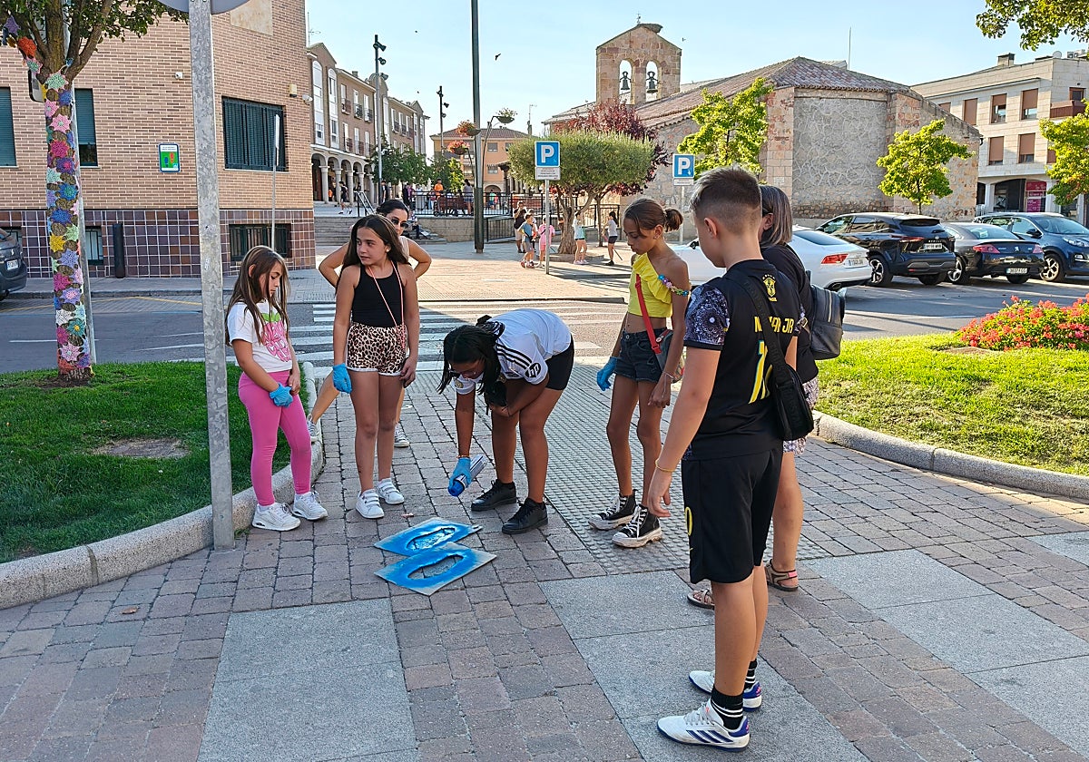 Repintado de huellas del camino escolar seguro.