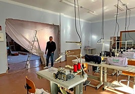 Antonio Zaballos, director del centro integrado de FP, en las obras del nuevo aula para los ciclos de textil.