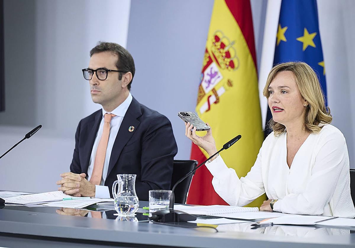 El ministro de Economía, Comercio y Empresa, Carlos Cuerpo, y la ministra de Educación, Formación Profesional y Deportes y portavoz del Gobienrno, Pilar Alegría, durante una rueda de prensa tras el Consejo de Ministros, en el Palacio de la Moncloa