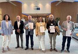 La consejera de Agricultura, María González Corral, y los representantes de las organizaciones, en Bruselas.