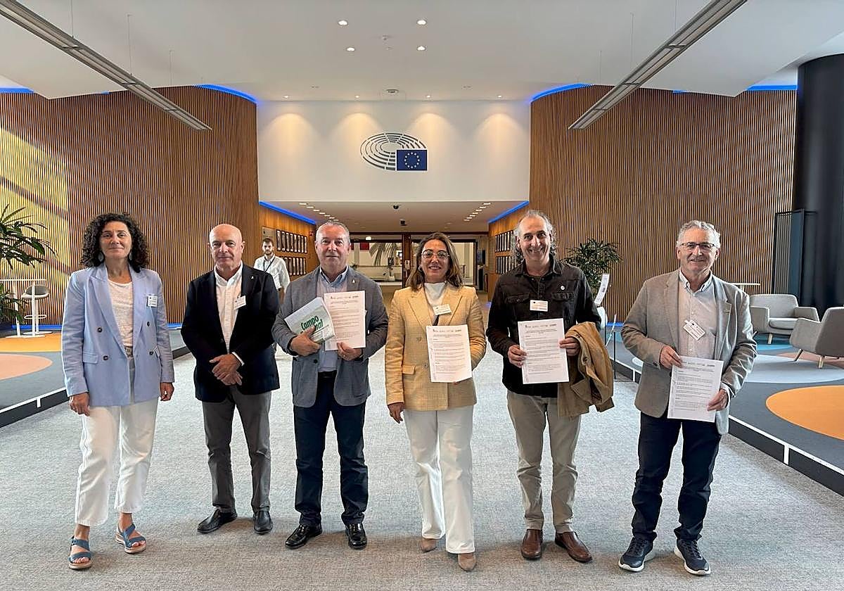La consejera de Agricultura, María González Corral, y los representantes de las organizaciones, en Bruselas.