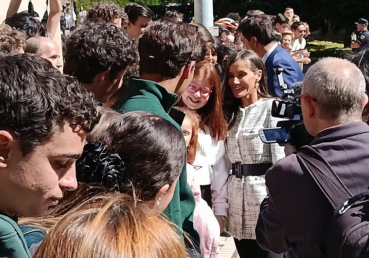 La reina Letizia se acercó al público para hacerse fotos con ellos.