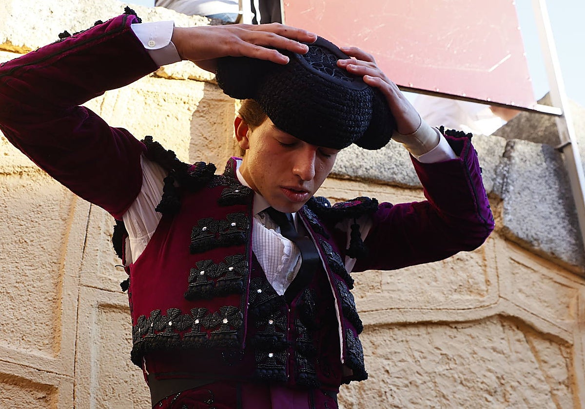 Julio Norte calándose la montera en el patio de cuadrillas de La Glorieta.