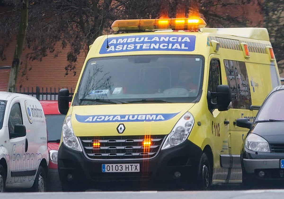 Una ambulancia por las calles de Salamanca.