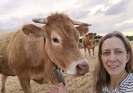Ángela Herrero, con su ganado.