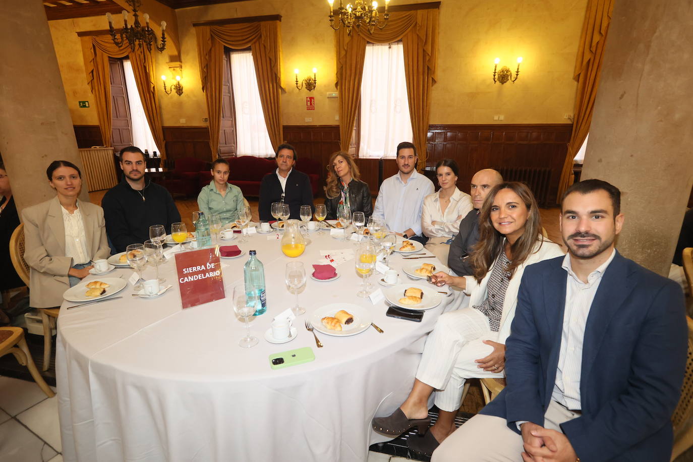 Esther García y Manuel Sanz (Master EGMS), Victoria Pérez y David Domínguez (DYP Asesores), Ana García (LA GACETA), Pedro García y Lucía Gil (Asesoría Pereña), Esteban Gil y Esther Gil (GR Asesores) e Ignacio Torrens (Joyería Cid).