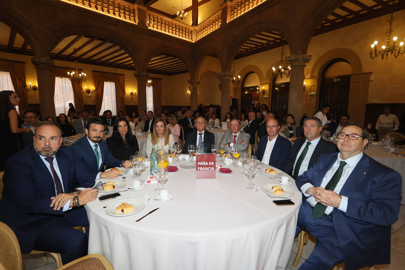 Bienvenido de Arriba Sánchez (senador del PP por Salamanca), Antonio Rollán Segurado (presidente de la Confederación de Empresarios de Salamanca), Elsa García Santos (delegada de zona de Iberdrola en Salamanca y Ávila), Esther del Brío González (senadora del PP), Jaime González Lucas (director general de LA GACETA), Eustaquio Andrés Sánchez (presidente de Grupo Andrés), Julián Herrero González (presidente y fundador de Meins), Pedro García García (gerente de la Universidad de Salamanca) y Benjamín Crespo Andrés (Cámara de Comercio).