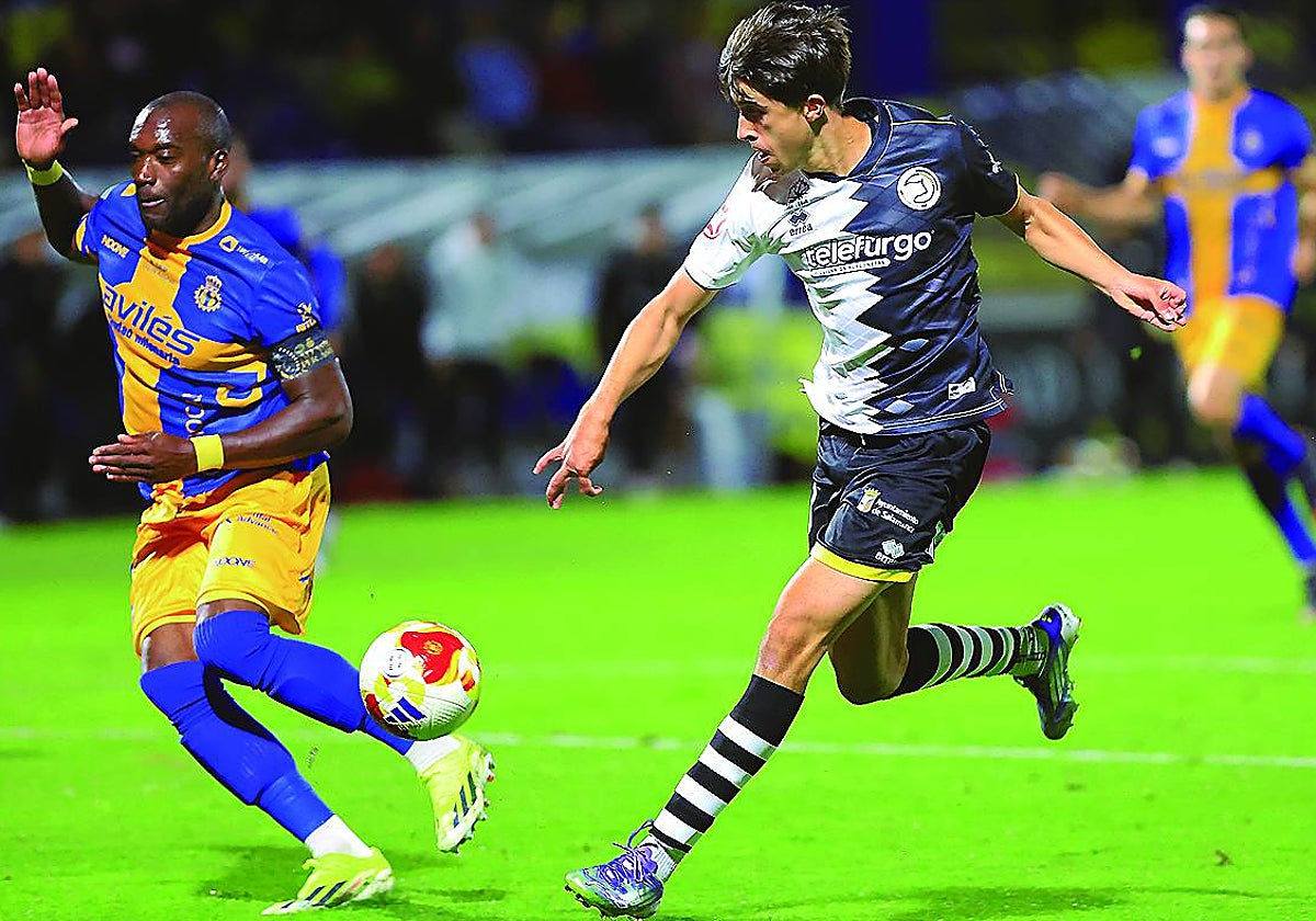 De Bustos observa el esférico segundos antes de firmar el segundo tanto de Unionistas ante el Avilés.