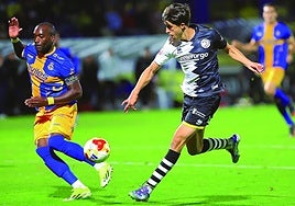 De Bustos observa el esférico segundos antes de firmar el segundo tanto de Unionistas ante el Avilés.