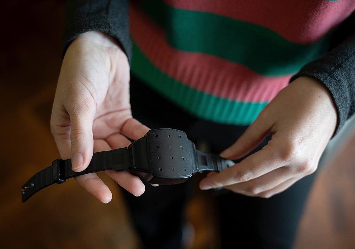 Uno de los brazaletes de seguimiento para agresores.