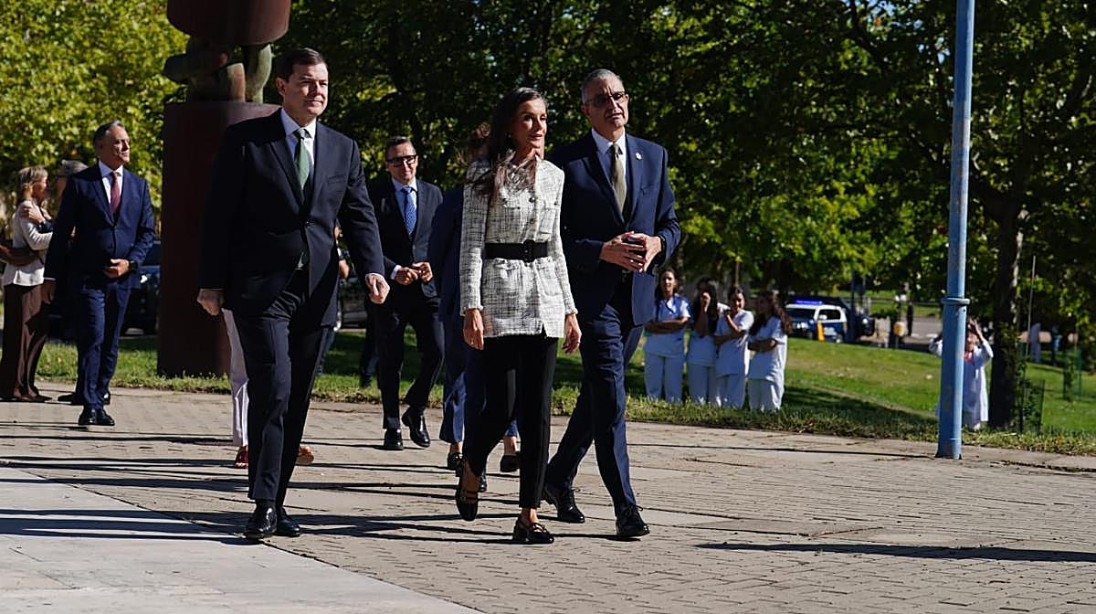 Así fue la llegada de Letizia a Salamanca: «¡Viva la reina, viva España!»