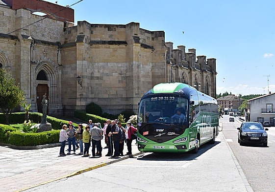 Llegada de turistas a Alba de Tormes frente a la Basílica de Santa Teresa.