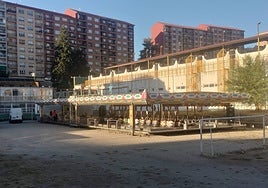 Los coches chocones ya están instalados en el solar de la antigua piscina de Los Praos.