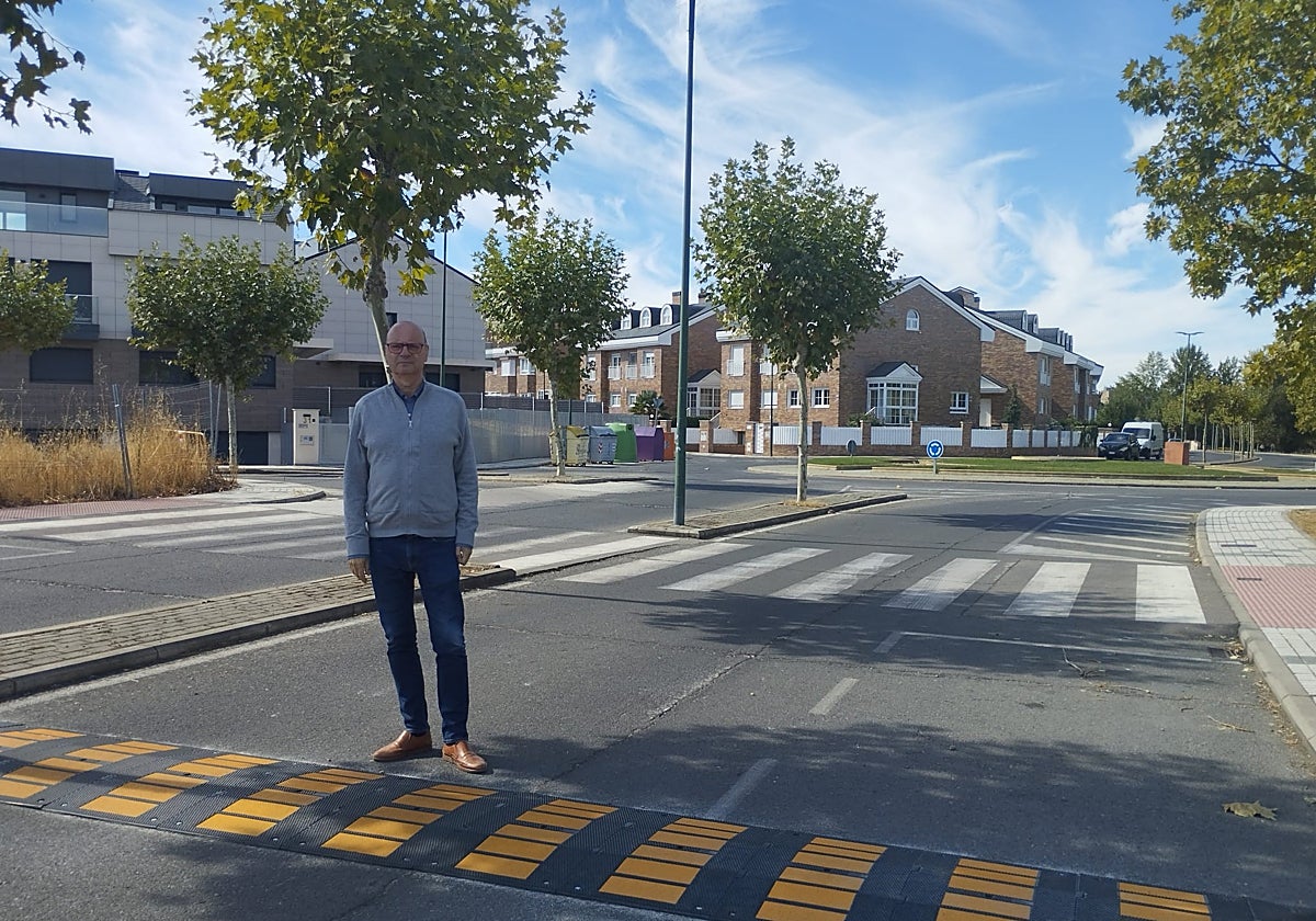 El edil de Tráfico, Jesús Hernández, junto a uno de los nuevos resaltes.