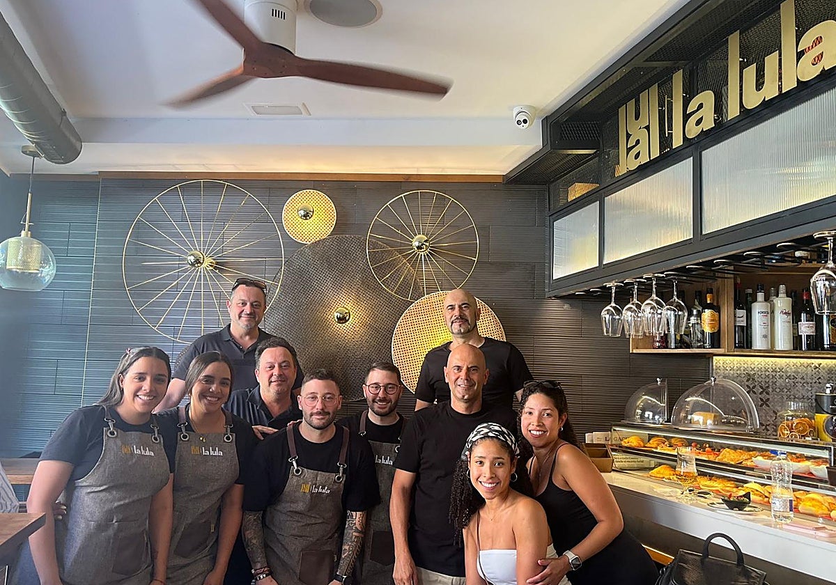La plantilla de gemelos del bar de la Rúa posa junto a otras dos parejas de clientes gemelos dando pie a una situación curiosa.