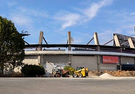 Exterior del estadio Helmántico con materiales y maquinaria para la obra.