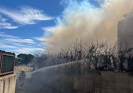 Bomberos itervienen en el lugar del incendio.