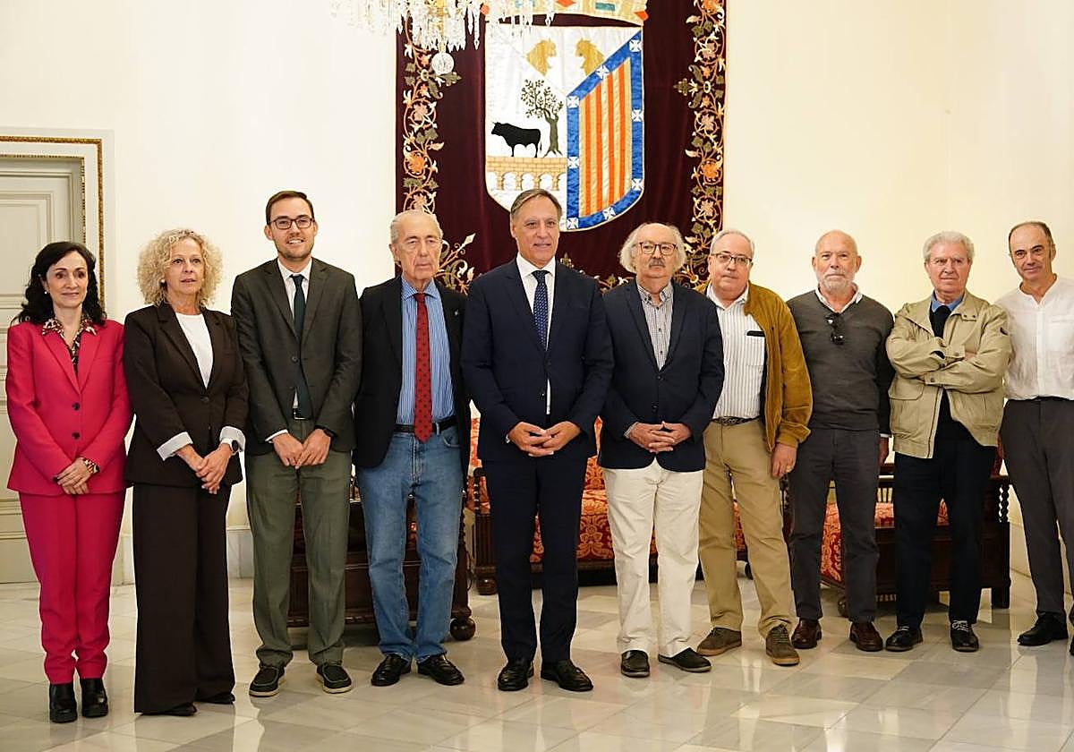 El jurado y el alcalde, Carlos García Carbayo, durante la presentación de los ganadores