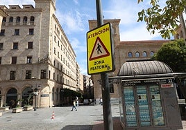 Señal de aviso en la plaza de Los Bandos.
