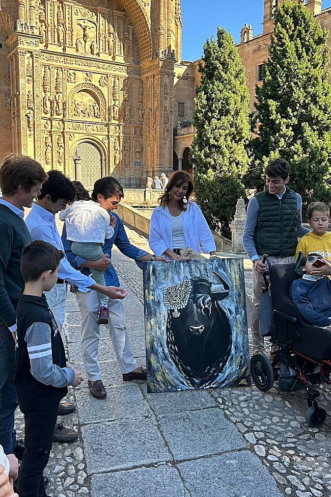La artista María Zarló, con la obra que ha donado para una subasta y recaudar fondos para la asociación.