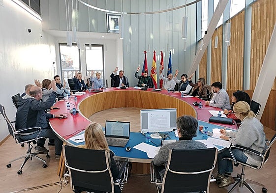 Votación en el pleno celebrado este jueves en el Ayuntamiento de Guijuelo.