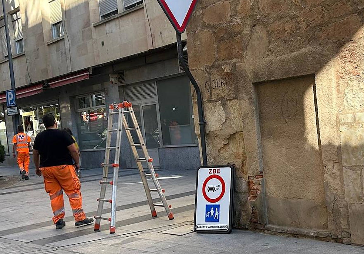 La nueva señal que delimita la zona peatonal, en el suelo antes de su instalación en la calle Sorias.