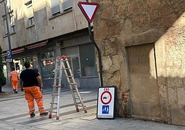La nueva señal que delimita la zona peatonal, en el suelo antes de su instalación en la calle Sorias.