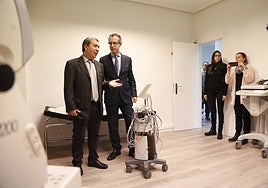 Luis García Ortiz, director del IBSAL, y Luis Javier González, gerente de Atención Primaria, en imagen de archivo.