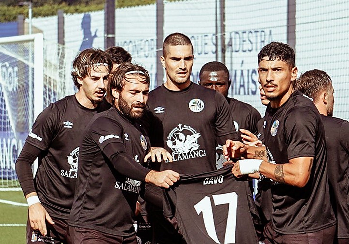 Los jugadores del Salamanca UDS, con la camiseta de Davo celebrando el gol al Fabril.