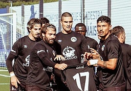 Los jugadores del Salamanca UDS, con la camiseta de Davo celebrando el gol al Fabril.