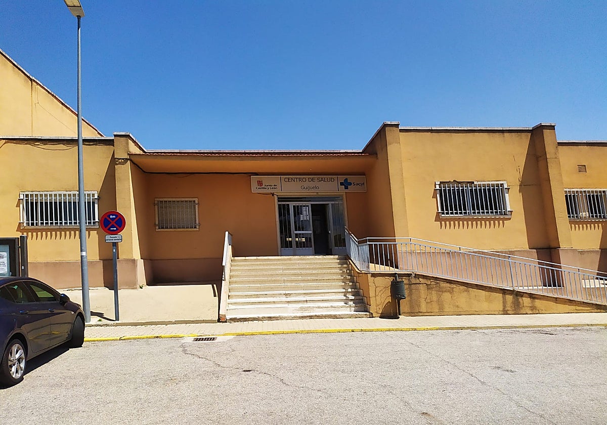 El operario fue atendido inicialmente en el centro de salud de Guijuelo, en la imagen.