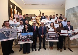 Foto de familia con los patrocinadores y los ganadores en el XV concurso «Así somos en mi pueblo» organizado por LA GACETA