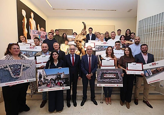 Foto de familia con los patrocinadores y los ganadores en el XV concurso «Así somos en mi pueblo» organizado por LA GACETA