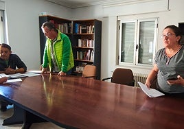 Los concejales se levantan al terminar el pleno.