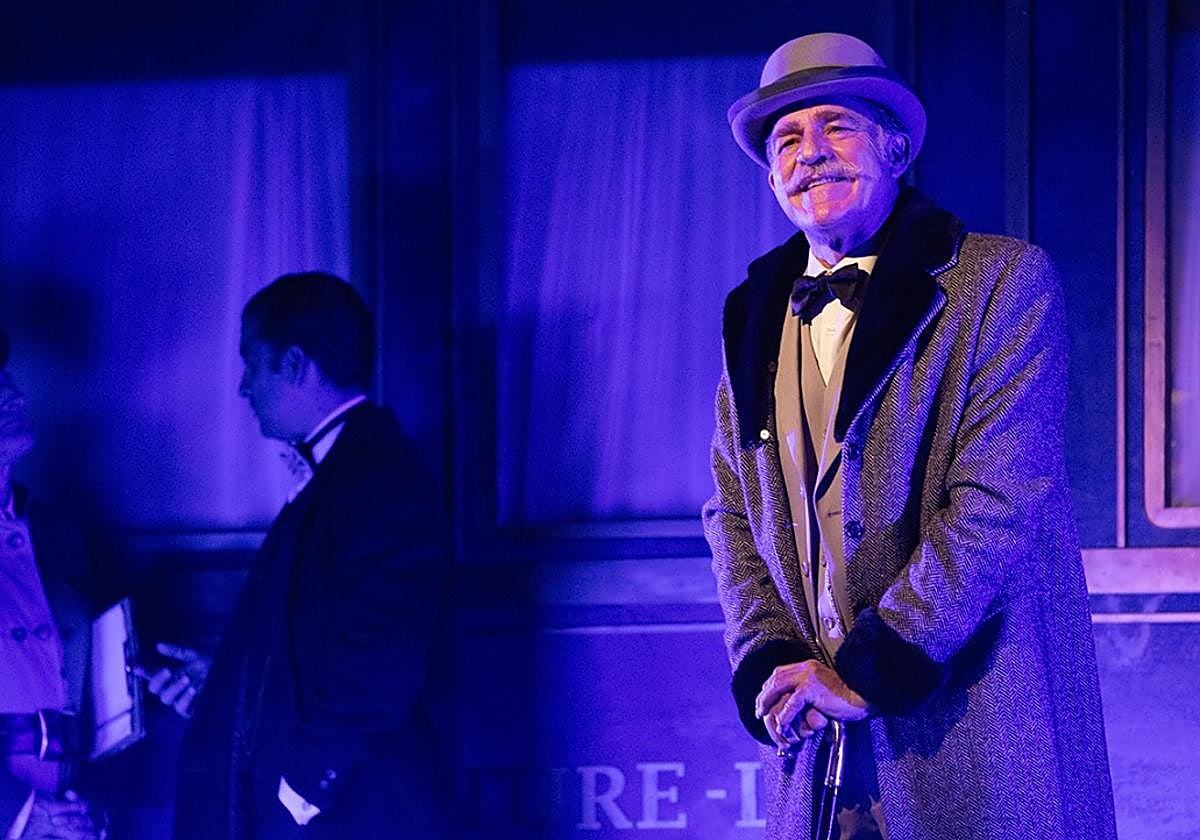 El actor Juanjo Artero interpretando al personaje de Hercules Poirot.