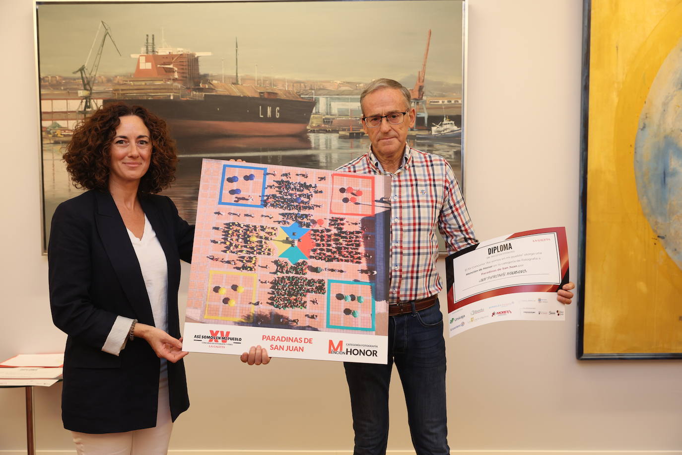 Mónica Ponte, directora de nuevos negocios de LA GACETA, entrega una mención especial en fotografía a la imagen de Paradinas de San Juan. La localidad consiguió esta distinción con una imagen en la que se puede ver un parchís gigante creado por los vecinos del lugar. Recibe la mención el concejal de cultura de Paradinas de San Juan, Feliciano Domínguez.