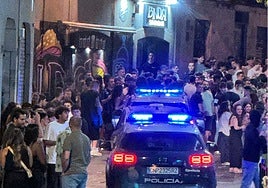 Policía patrullando por la calle Varillas.