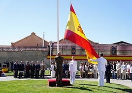 El izado de la bandera en el acto del Día de la Subdelegación de Defensa