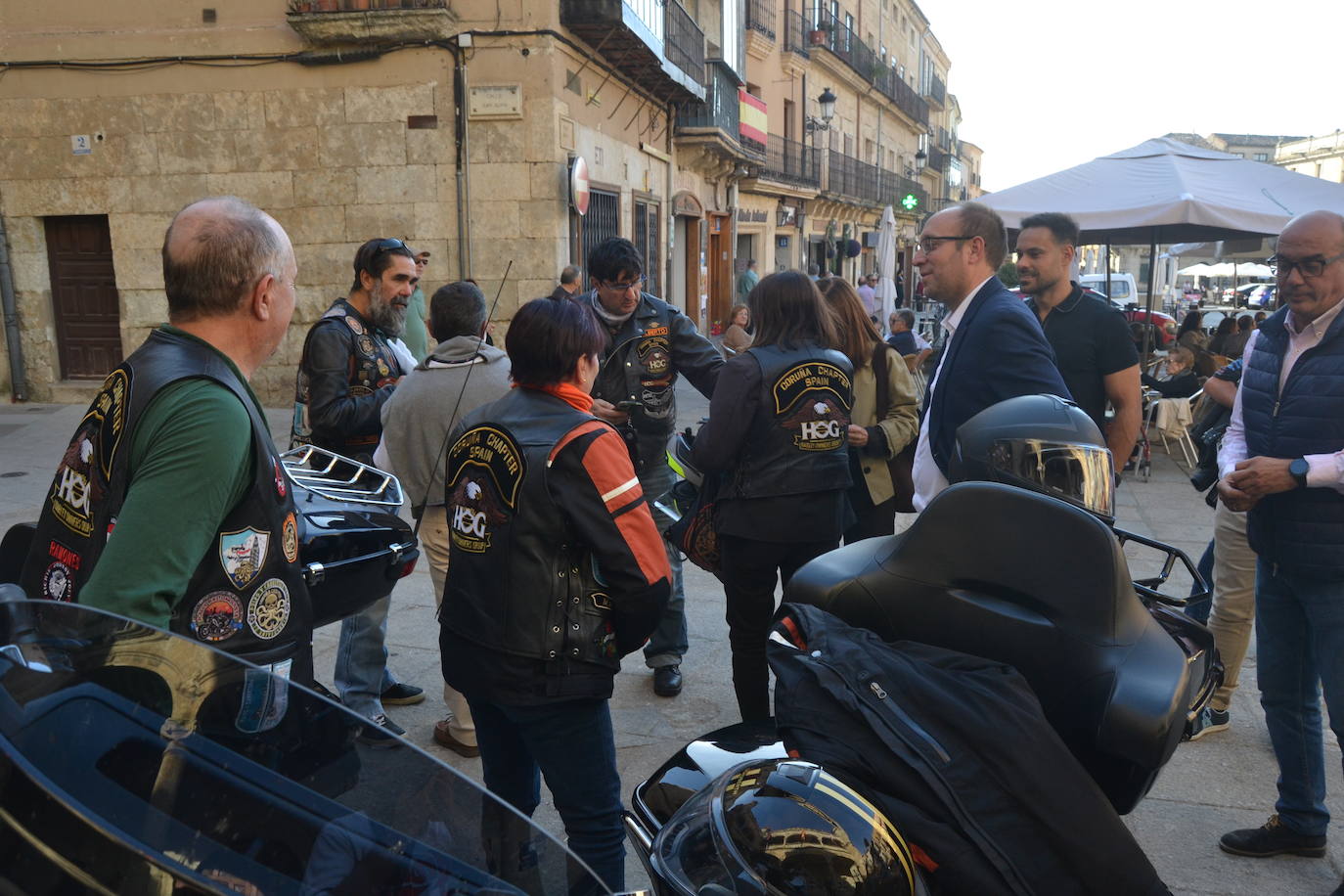 Recepción a un grupo de moteros en Miróbriga