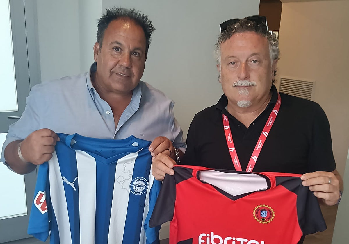 David Pérez y Abel Ruiz, en la firma del convenio entre el Béjar y el Alavés.