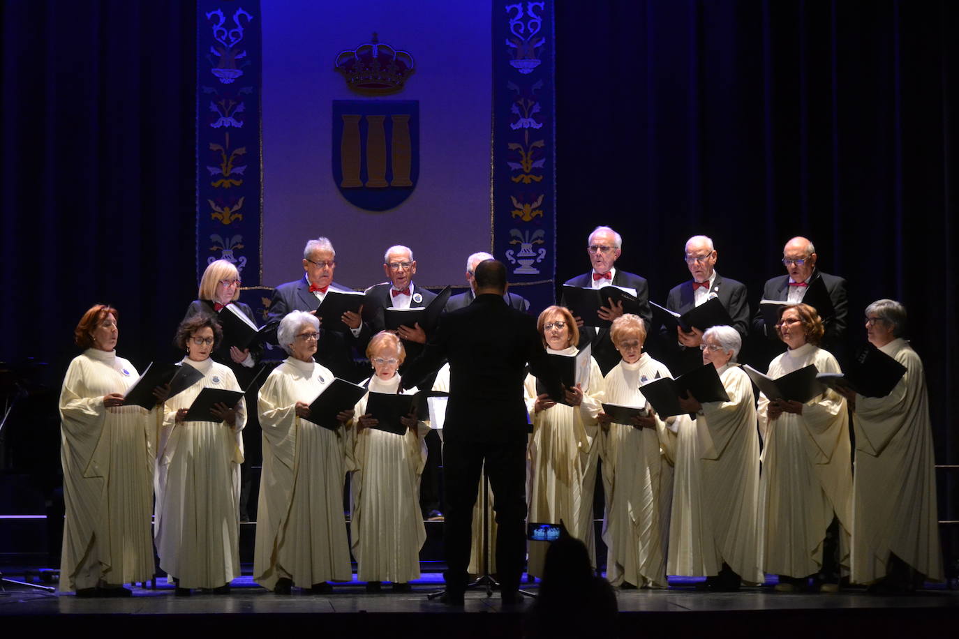 La música de las corales ensalza el 125 aniversario del Teatro Nuevo de Miróbriga