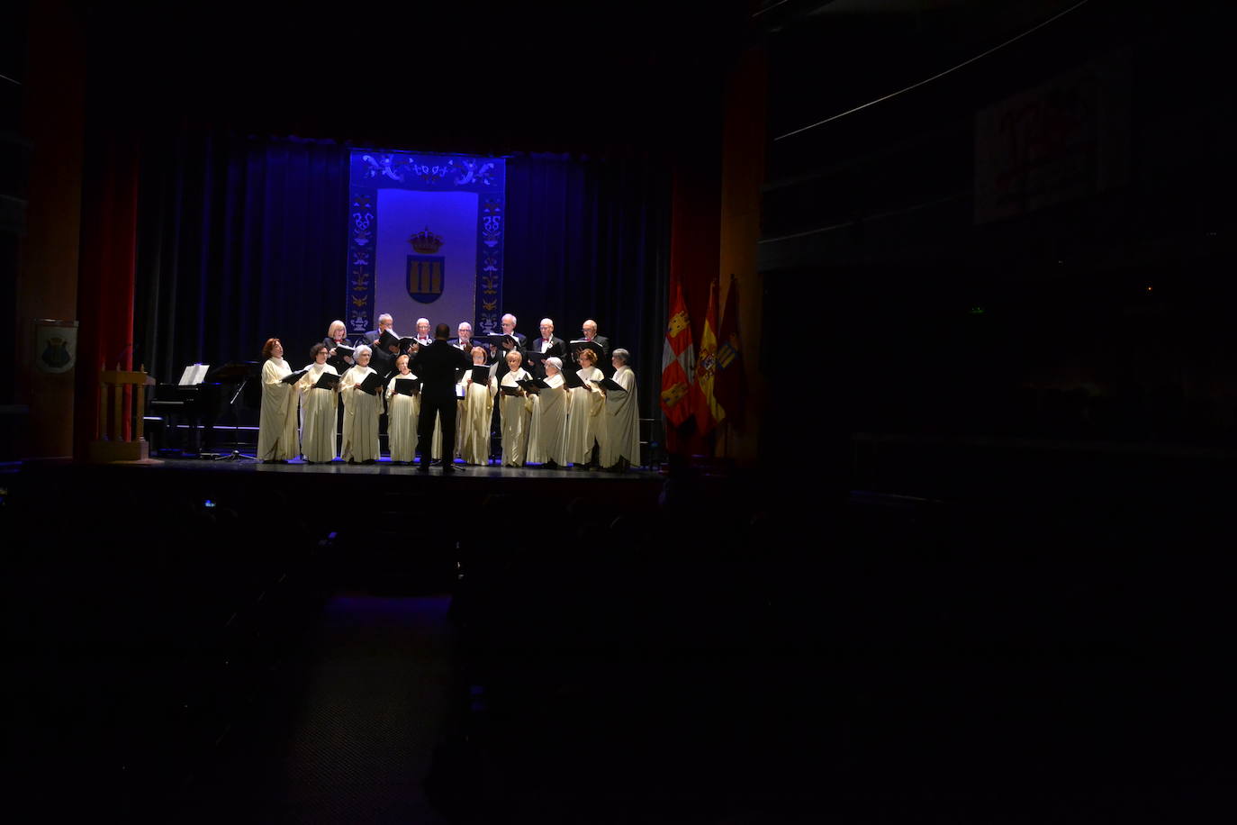 La música de las corales ensalza el 125 aniversario del Teatro Nuevo de Miróbriga