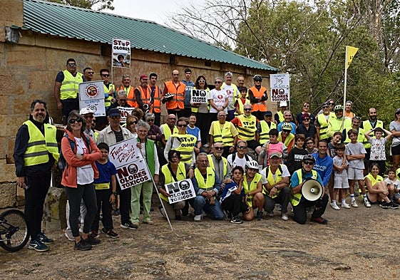 Parte de los asistentes de la actividades promovida por la plataforma vecinal ‘Cuidamos Villamayor’ en contra de los malos olores industriales.