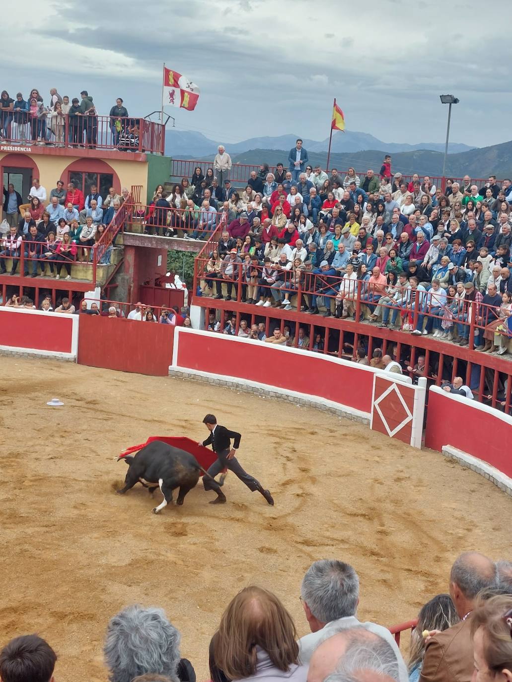 San Miguel de Valero disfruta con su fiesta y los toros