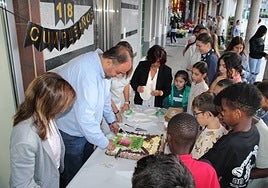 El alcalde, Roberto Martín, participó en la celebración y repartió tarta entre los jóvenes usuarios