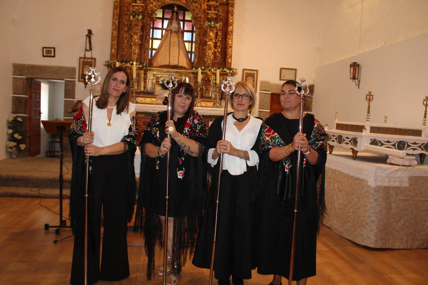 La Virgen de Gracia Carrero recibe a sus nuevas mayordomas