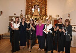 Intercambio de varas entre las mayordomas entrantes y salientes