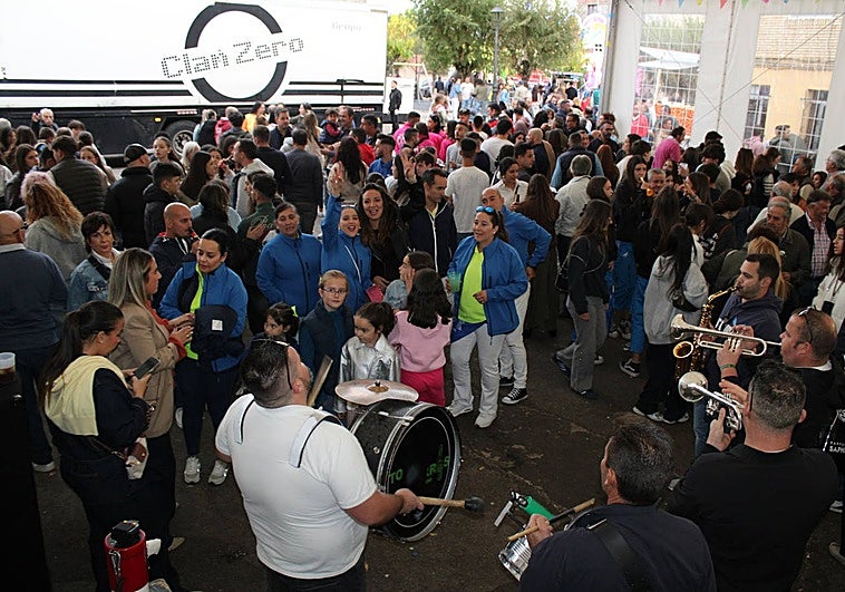 La carpa acogió a la charanga cuando comenzó la lluvia