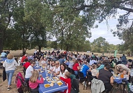 La comida de hermandad contó con trescientas personas que participaron en la paella